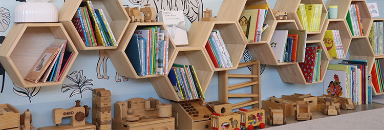 ambarの室内。絵本コーナーの写真